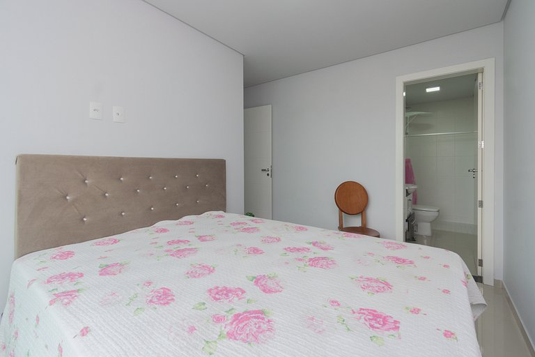 068 - Apartamento de três dormitórios na praia de Bombas