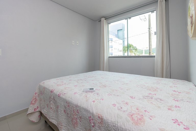 068 - Apartamento de três dormitórios na praia de Bombas