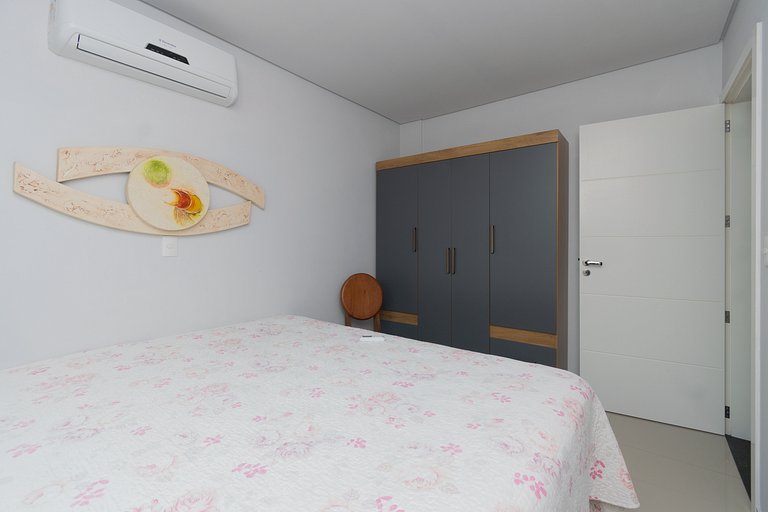 068 - Apartamento de três dormitórios na praia de Bombas