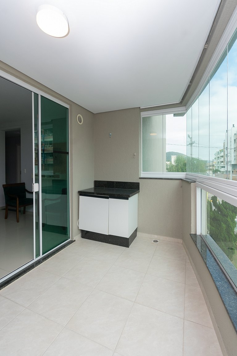 068 - Apartamento de três dormitórios na praia de Bombas