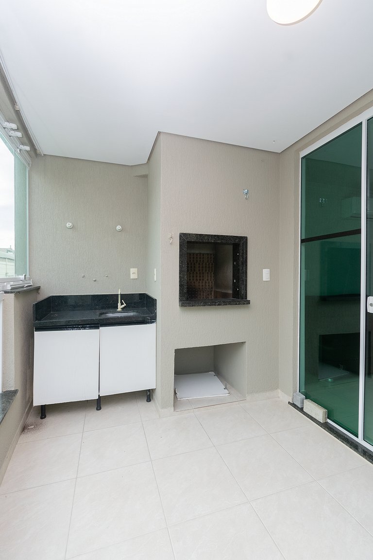 068 - Apartamento de três dormitórios na praia de Bombas