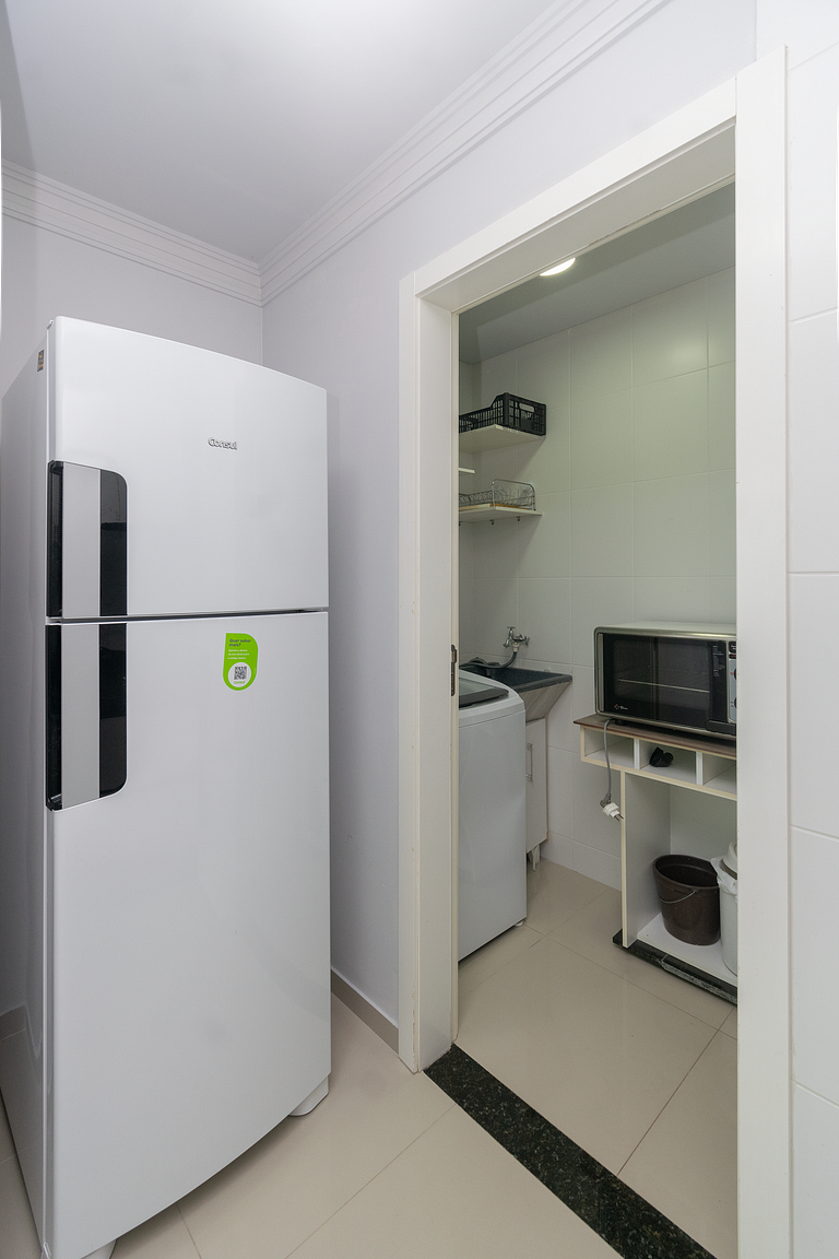 068 - Apartamento de três dormitórios na praia de Bombas