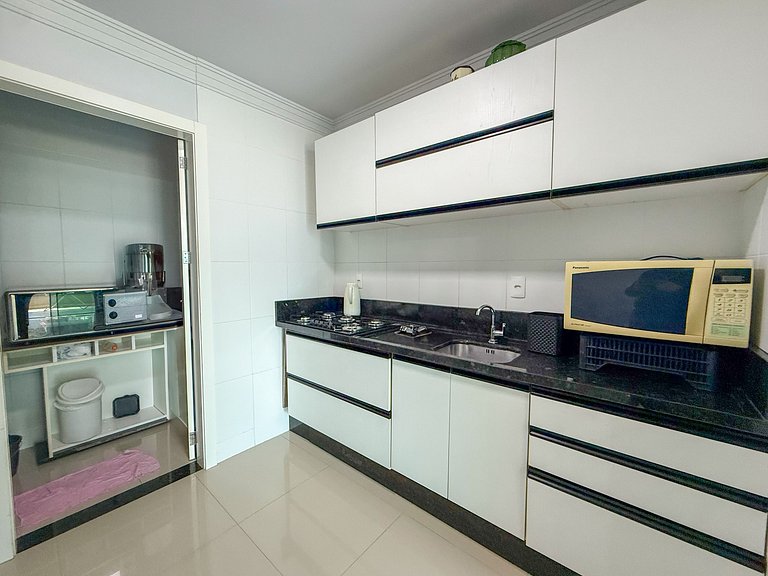 068 - Apartamento de três dormitórios na praia de Bombas