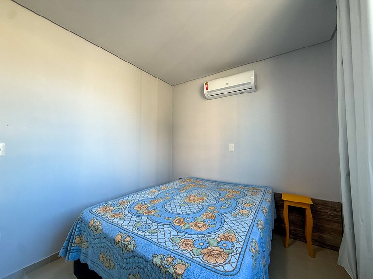 068 - Apartamento de três dormitórios na praia de Bombas