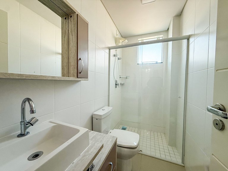 068 - Apartamento de três dormitórios na praia de Bombas