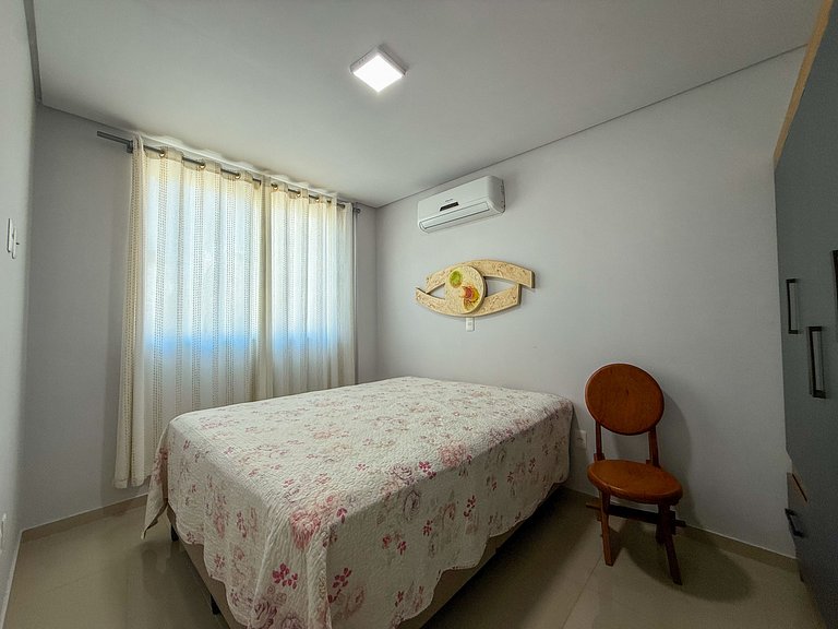 068 - Apartamento de três dormitórios na praia de Bombas