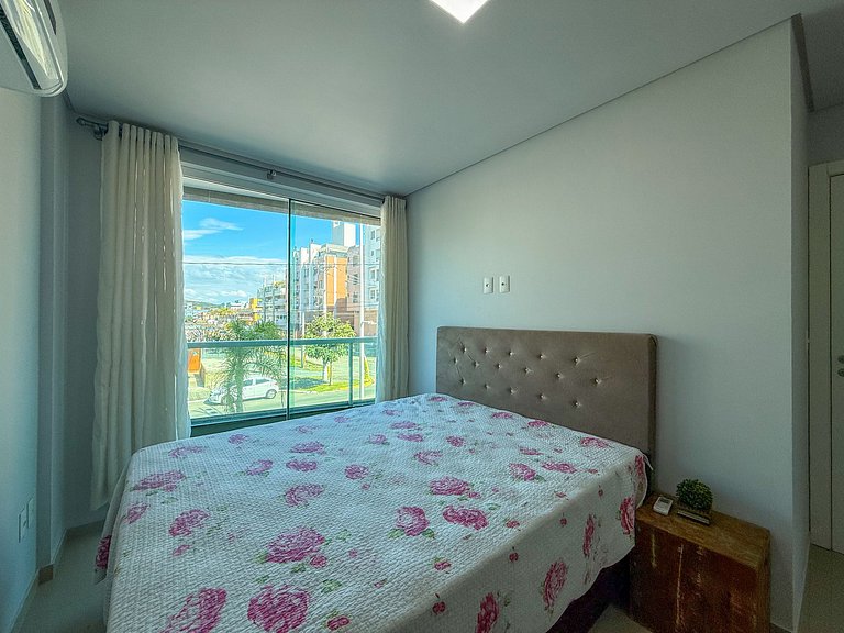 068 - Apartamento de três dormitórios na praia de Bombas