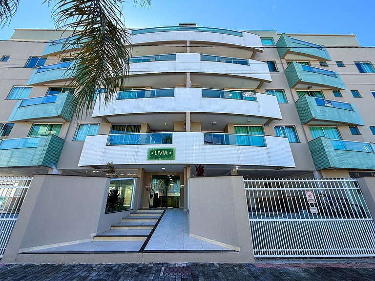 068 - Apartamento de três dormitórios na praia de Bombas