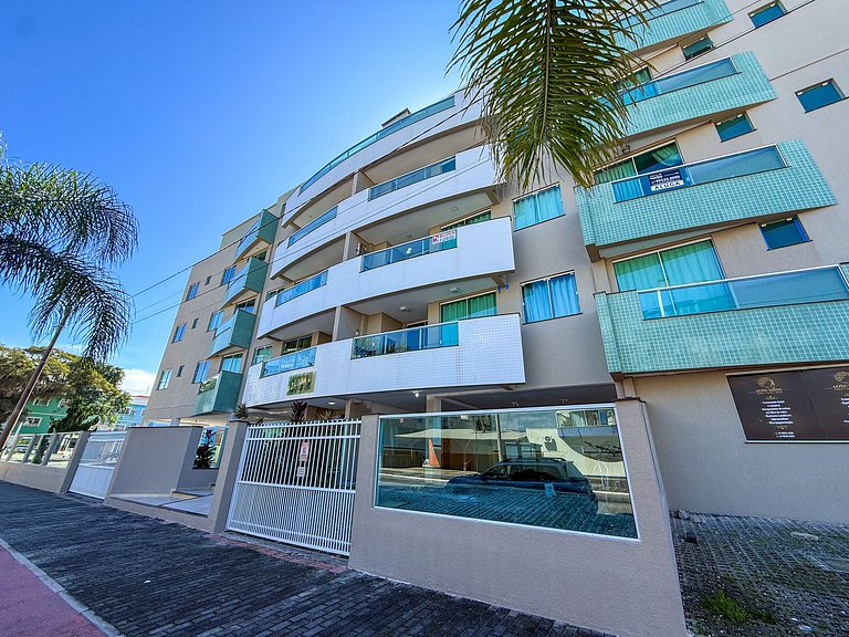 068 - Apartamento de três dormitórios na praia de Bombas