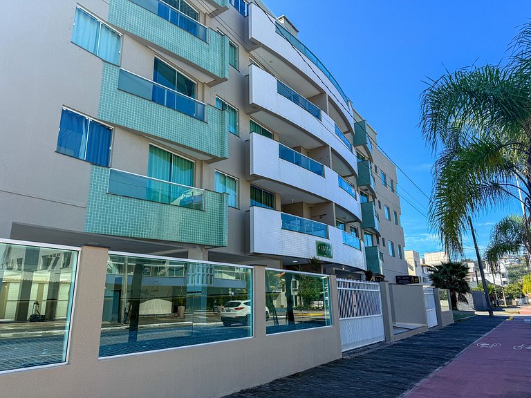 068 - Apartamento de três dormitórios na praia de Bombas