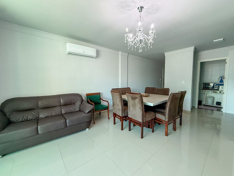 068 - Apartamento de três dormitórios na praia de Bombas