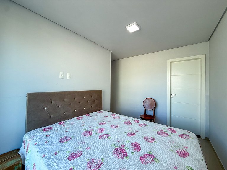 068 - Apartamento de três dormitórios na praia de Bombas