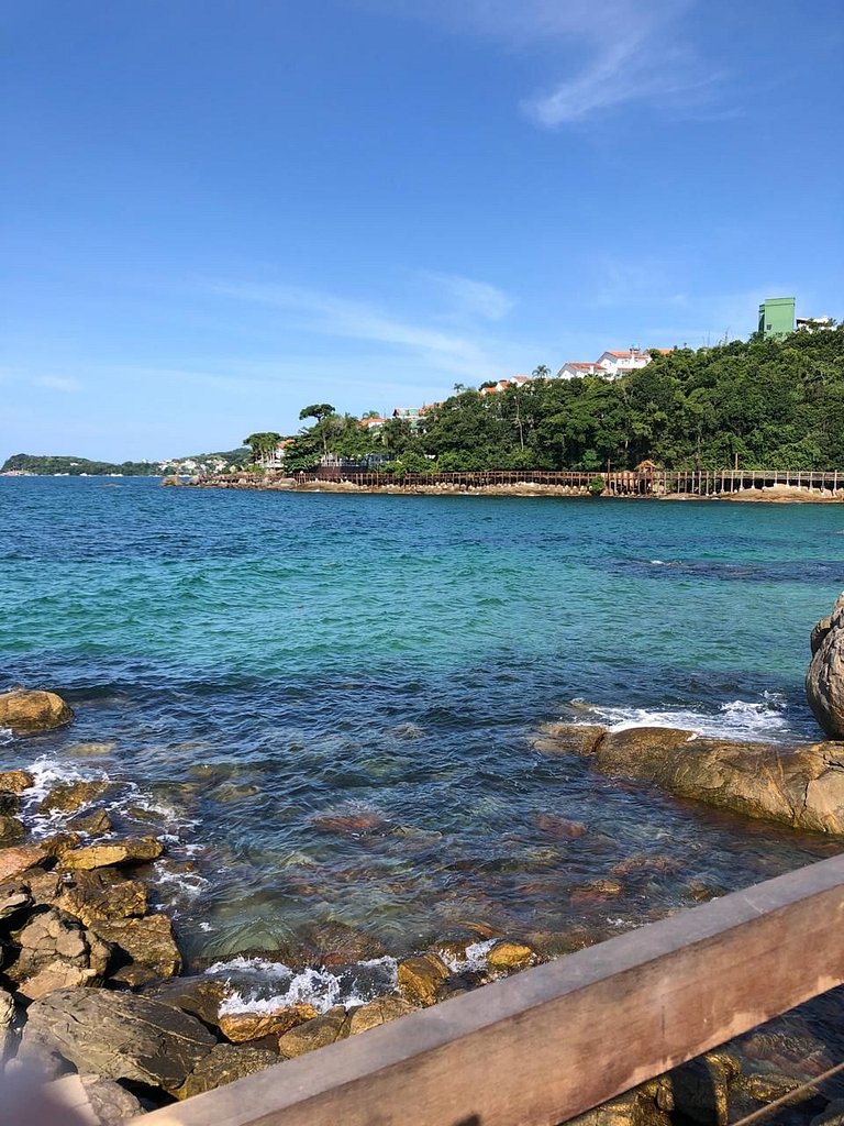 068 - Apartamento de três dormitórios na praia de Bombas