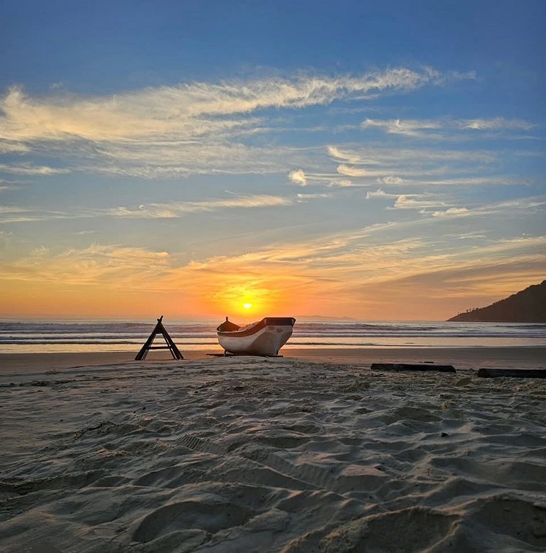 068 - Apartamento de três dormitórios na praia de Bombas