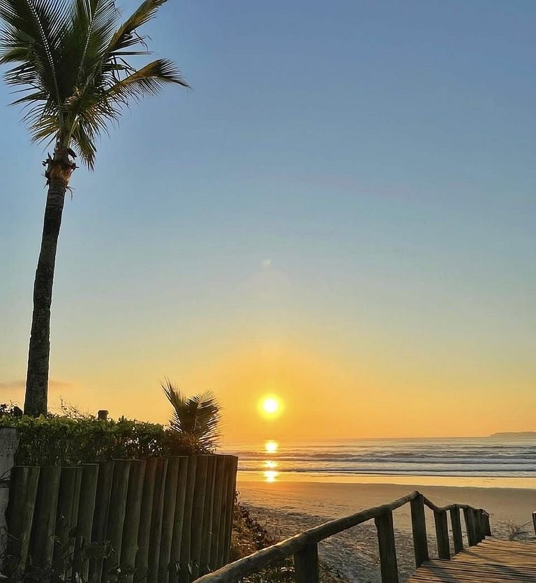 068 - Apartamento de três dormitórios na praia de Bombas