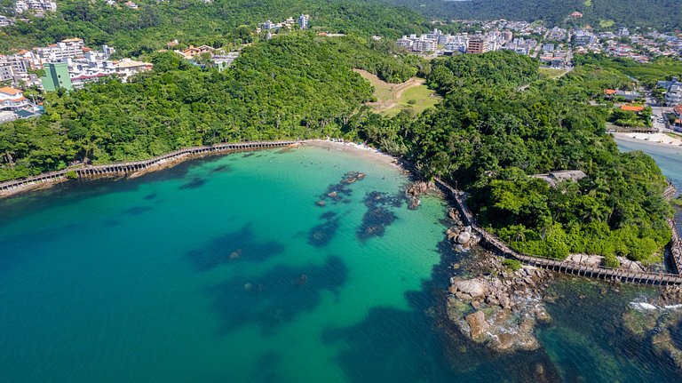 012 - Apartamento espaçoso à 120m Praia de Bombas