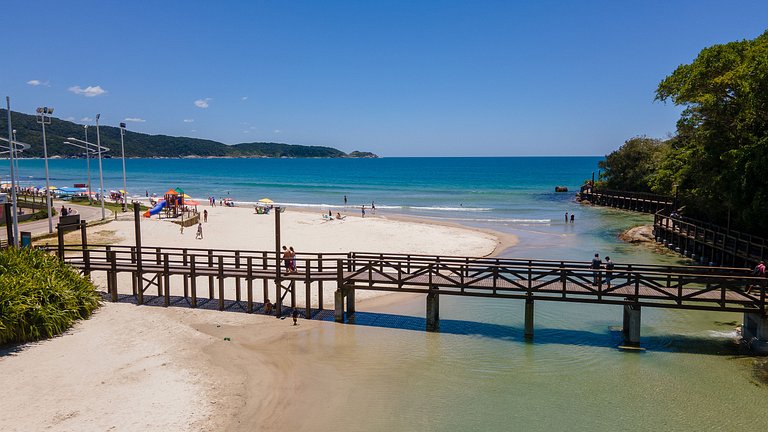 056 - Apto moderno a 100m da Praia de Bombas