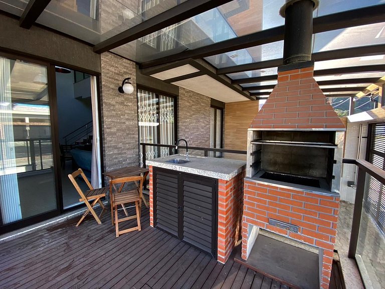 180 - Lindo apartamento com 02 suítes em Mariscal