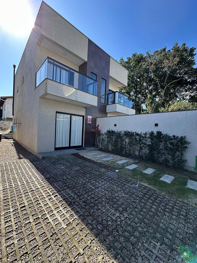225 - Sobrado moderno na Praia Canto Grande