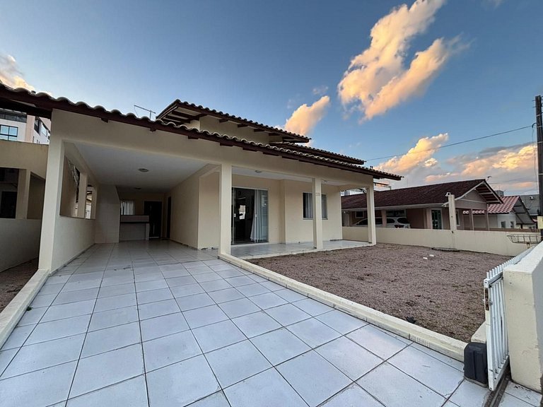 043 - Ótima Casa na Praia de Bombas
