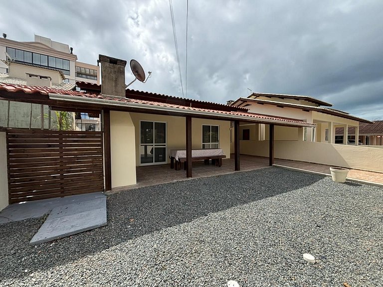 042 - Linda Casa Com 3 Quartos em Bombas