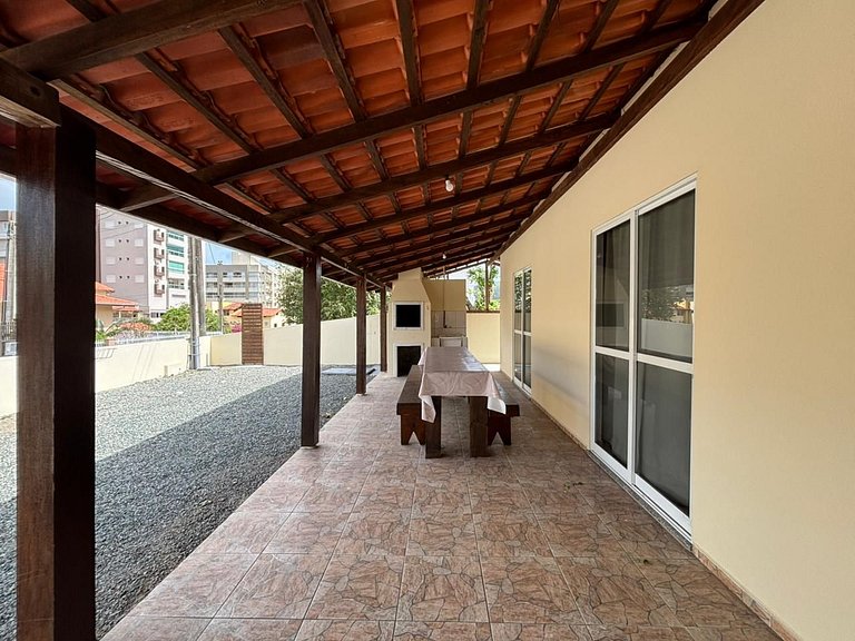 042 - Linda Casa Com 3 Quartos em Bombas