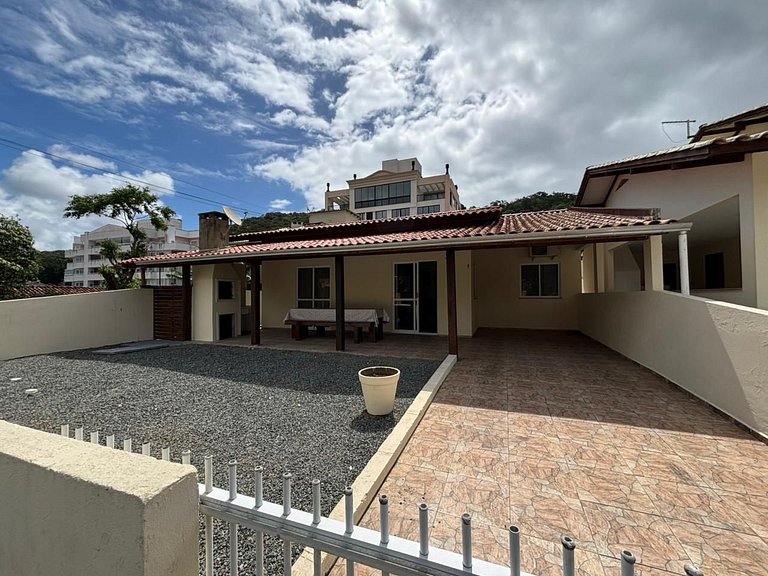 042 - Linda Casa Com 3 Quartos em Bombas