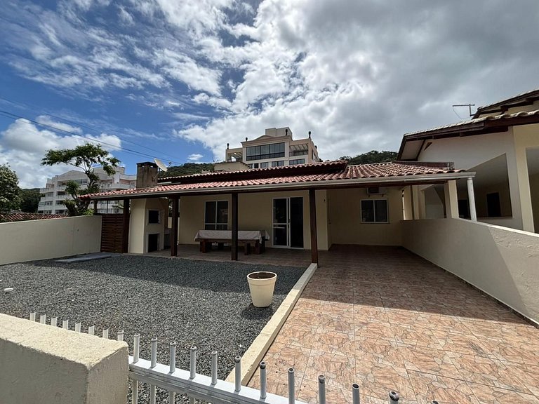 042 - Linda Casa Com 3 Quartos em Bombas