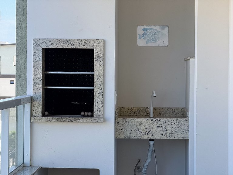 051 - Excelente Apartamento na Praia de Bombas