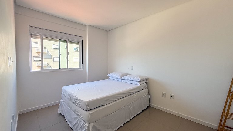 405 -Apto com Ótima localização na praia de Bombas