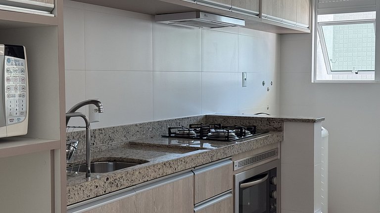 405 -Apto com Ótima localização na praia de Bombas