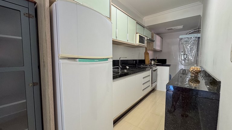 044 - Incrível apto a 100m da praia de Bombas