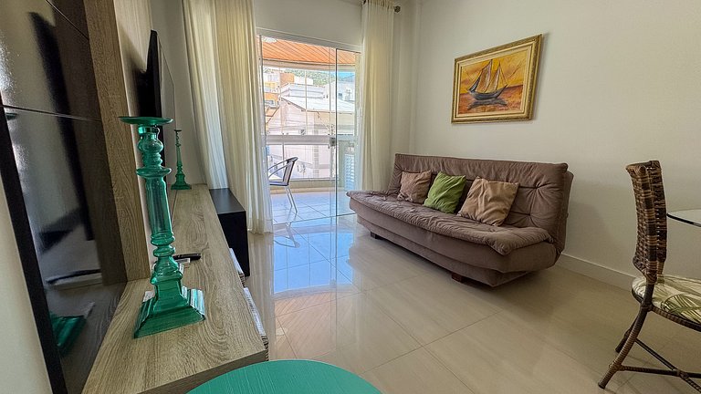 044 - Incrível apto a 100m da praia de Bombas