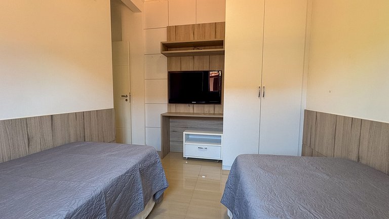 044 - Incrível apto a 100m da praia de Bombas