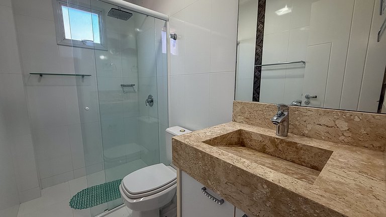 044 - Incrível apto a 100m da praia de Bombas