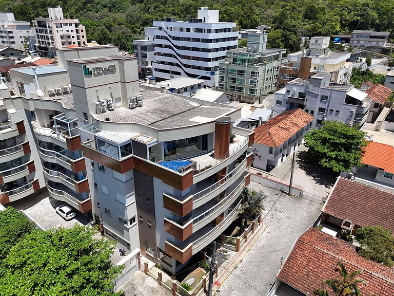 044 - Incrível apto a 100m da praia de Bombas