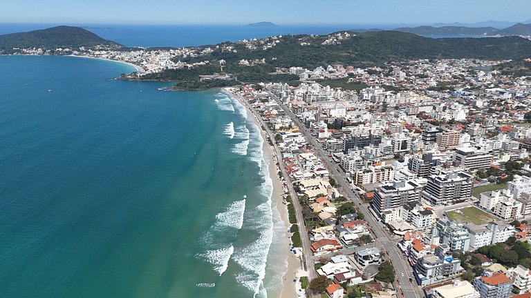 044 - Incrível apto a 100m da praia de Bombas