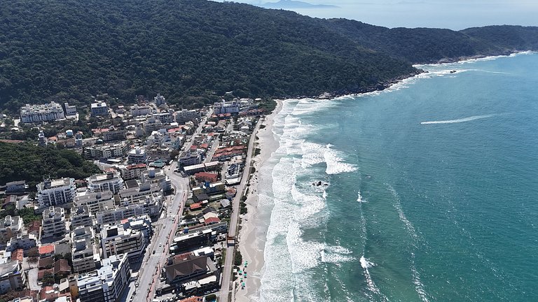 044 - Incrível apto a 100m da praia de Bombas