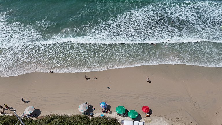 044 - Incrível apto a 100m da praia de Bombas