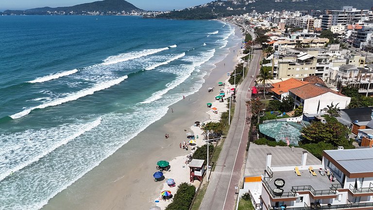 044 - Incrível apto a 100m da praia de Bombas