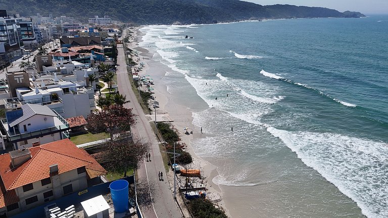 044 - Incrível apto a 100m da praia de Bombas