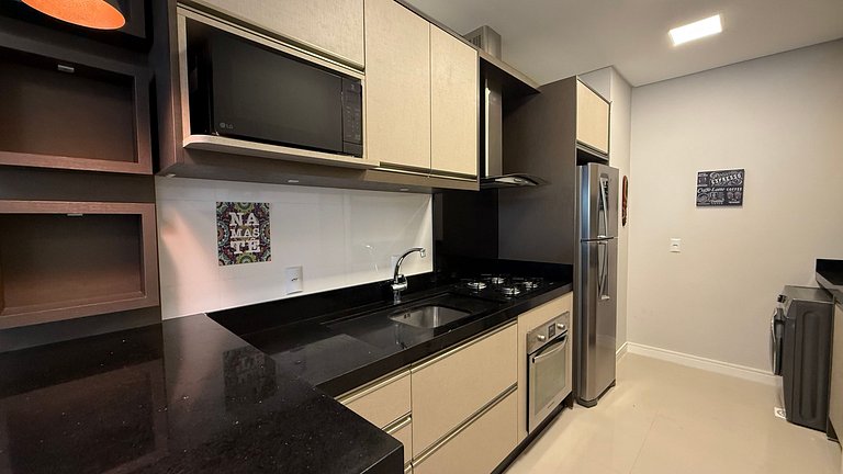 179 - Apto c/ 2 suítes 50m da praia de Mariscal