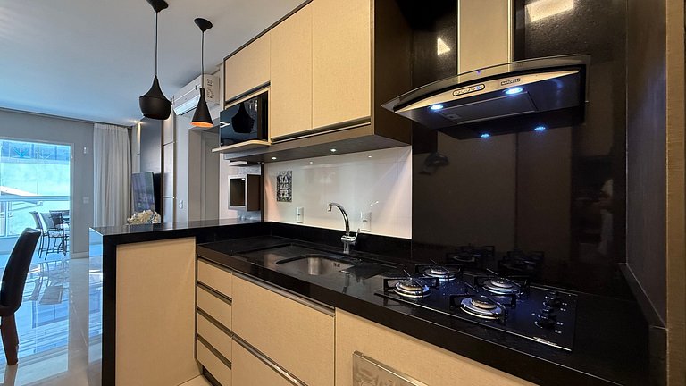 179 - Apto c/ 2 suítes 50m da praia de Mariscal