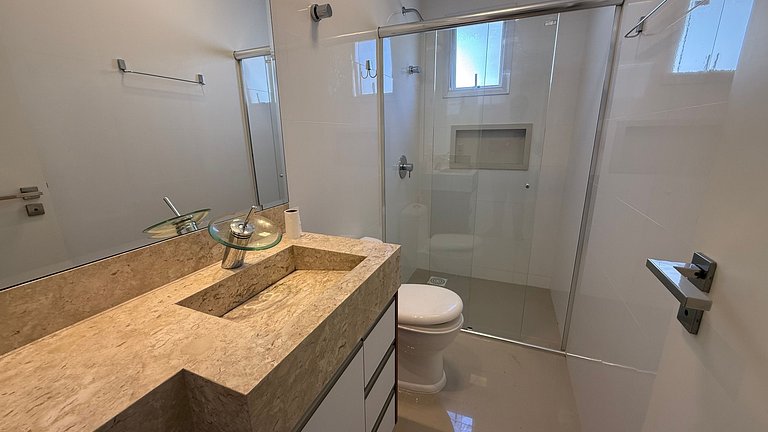 179 - Apto c/ 2 suítes 50m da praia de Mariscal