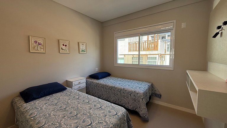 179 - Apto c/ 2 suítes 50m da praia de Mariscal