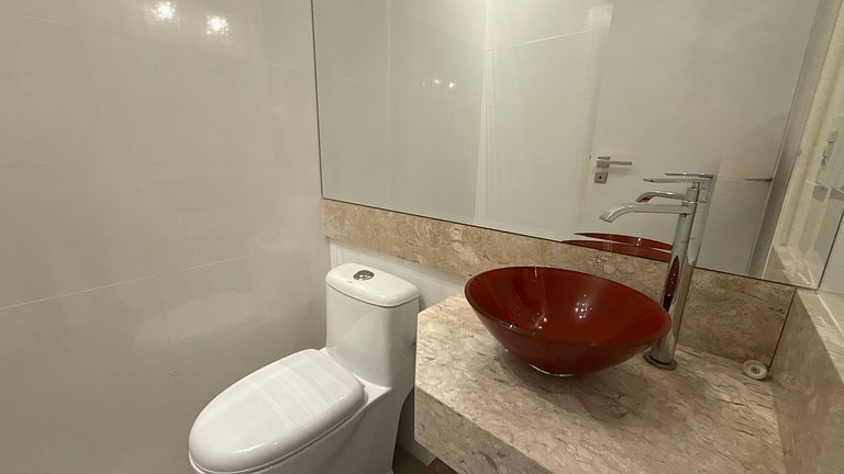 179 - Apto c/ 2 suítes 50m da praia de Mariscal