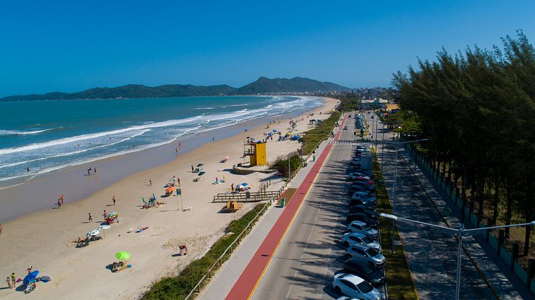 179 - Apto c/ 2 suítes 50m da praia de Mariscal