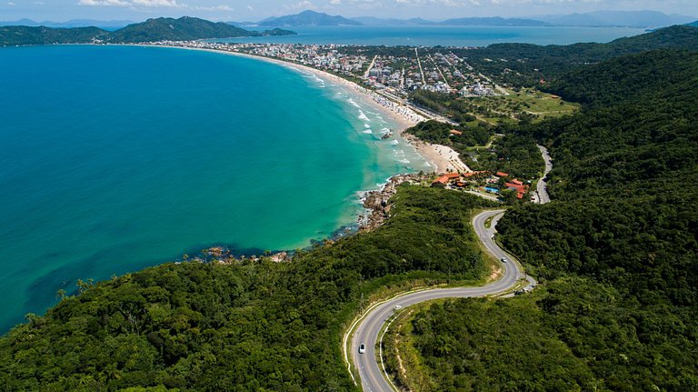 179 - Apto c/ 2 suítes 50m da praia de Mariscal