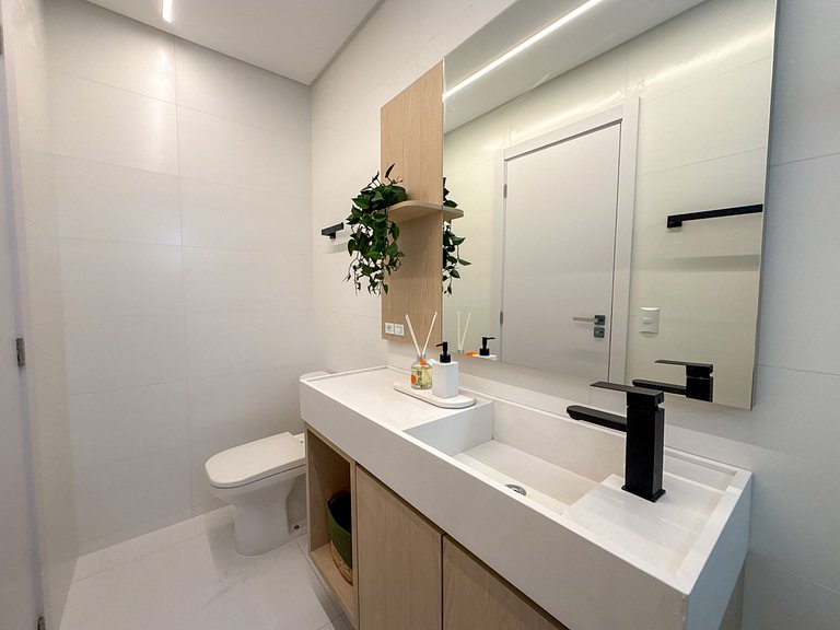 226 - Apartamento com 3 suítes praia de Mariscal