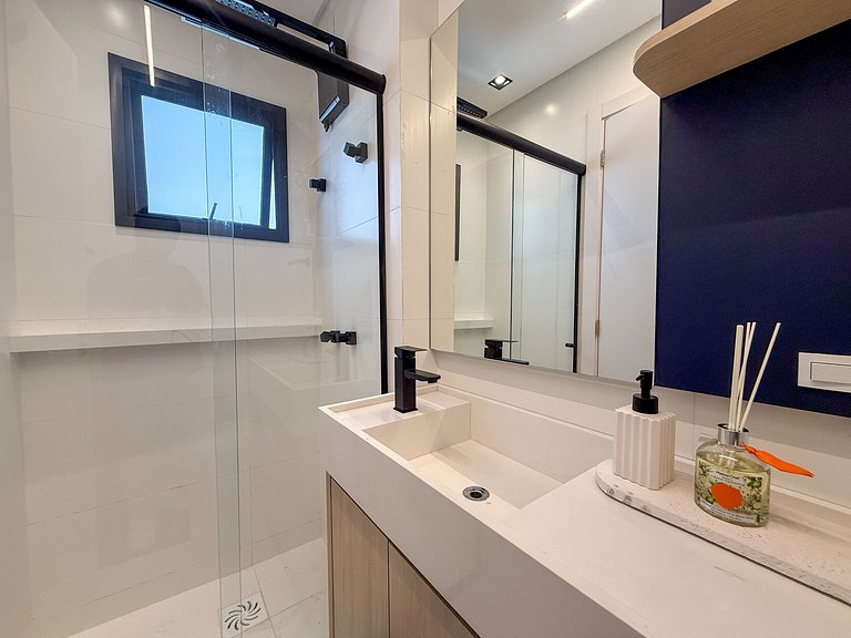 226 - Apartamento com 3 suítes praia de Mariscal